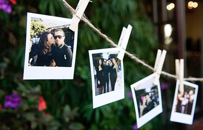 Фото удобно прикрепить с помощью деревянных прищепок.