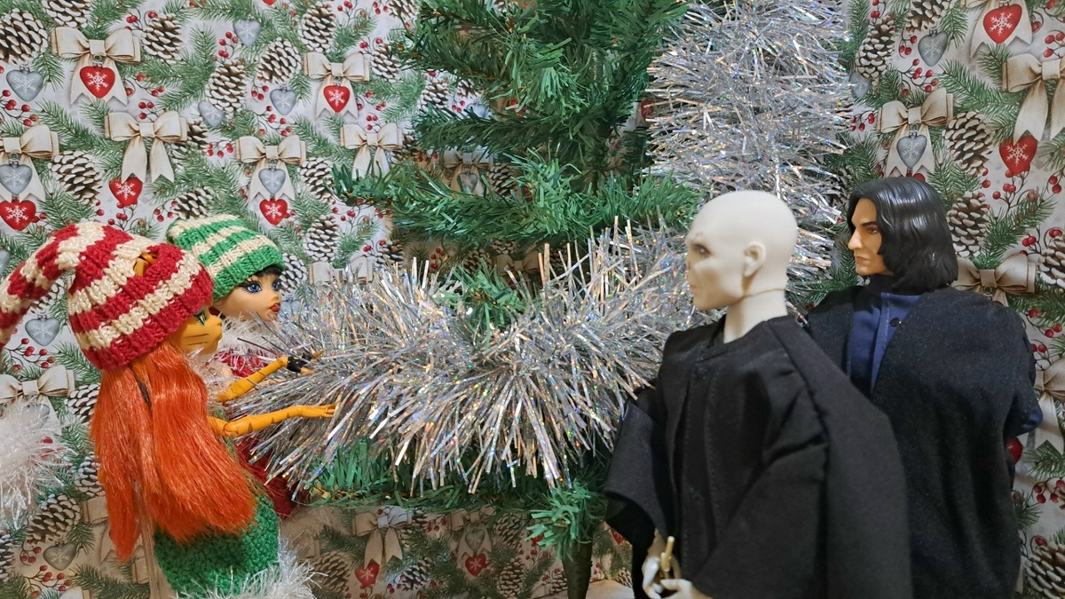 Ректор Волдеморт и профессор Снейп наблюдают за том, как студенты укашают новогоднюю елку.