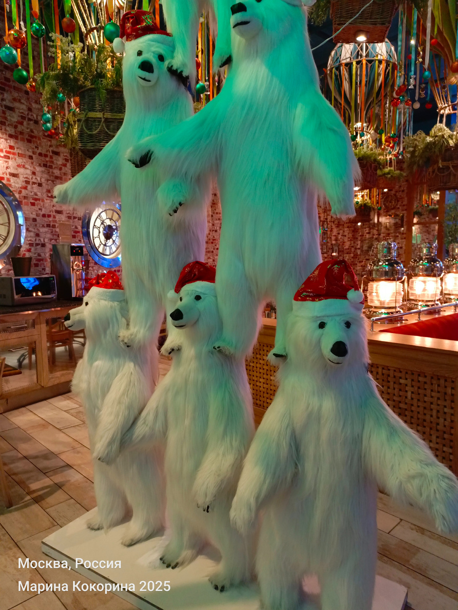 фото автора - Вот такие замечательные мишки встречают нас на входе 