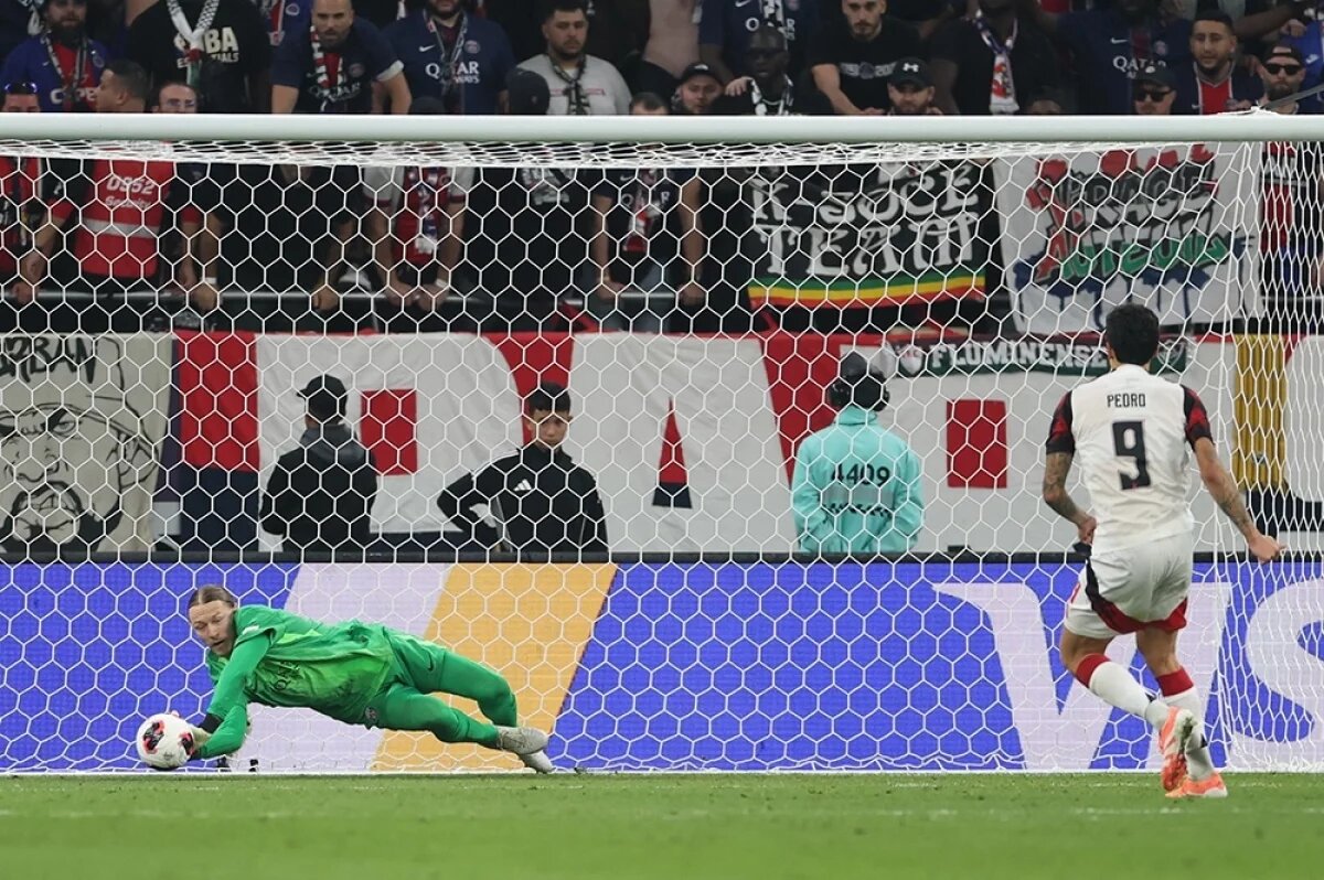    Матвей Сафонов отражает пенальти в игре с бразильским «Фламенго».