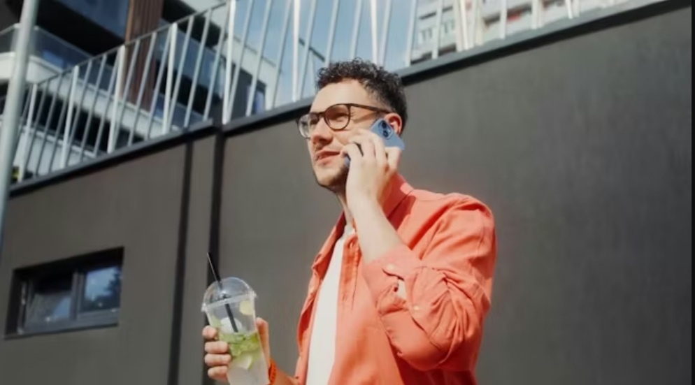 Молодой человек разговаривает по телефону. Источник: motionarray.imgix.net