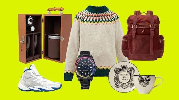 На Новый год мужчине можно подарить гаджеты (наушники, умные часы, пауэрбанк), аксессуары (кожаный ремень, портмоне, запонки, шарф), предметы для хобби (набор для гриля, коллекционные фигурки, спортивный инвентарь) или впечатления (полет на вертолете, мастер-класс, абонемент на спорт). Выбирайте подарок в зависимости от его увлечений: геймеру — тематические аксессуары, спортсмену — функциональные гаджеты, любителю уюта — домашний текстиль или барные аксессуары. 