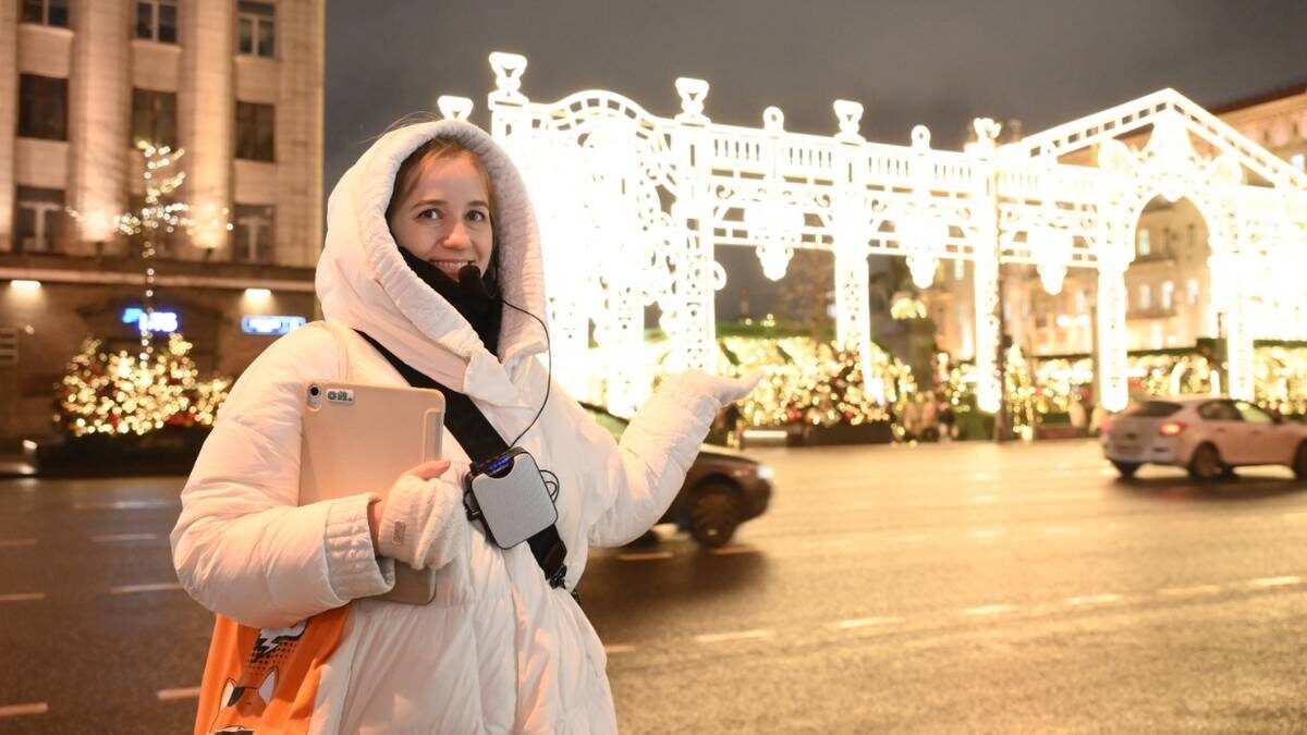    Гид Марина Иванова рассказывает участникам экскурсии о самой протяженной арке в столице, которая находится на Тверской площади / Фото: Пелагия Замятина / Вечерняя Москва