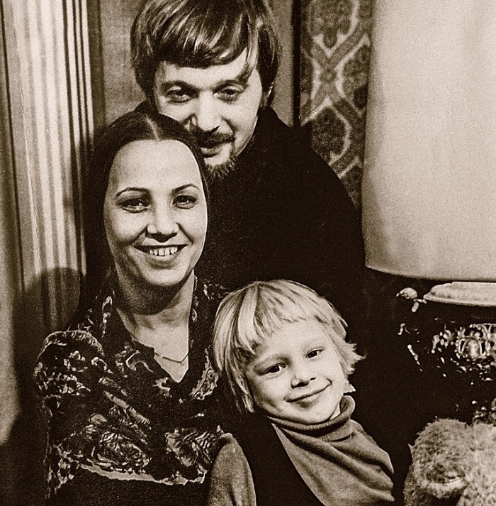 Олеся Рудакова в детстве с родителями