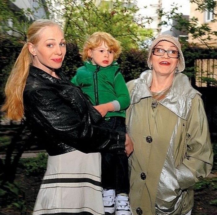 Олеся Рудакова с мамой и сыном