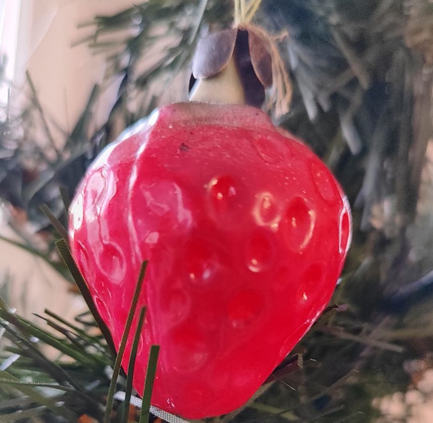 Все фото с ёлки, которую только поставили.