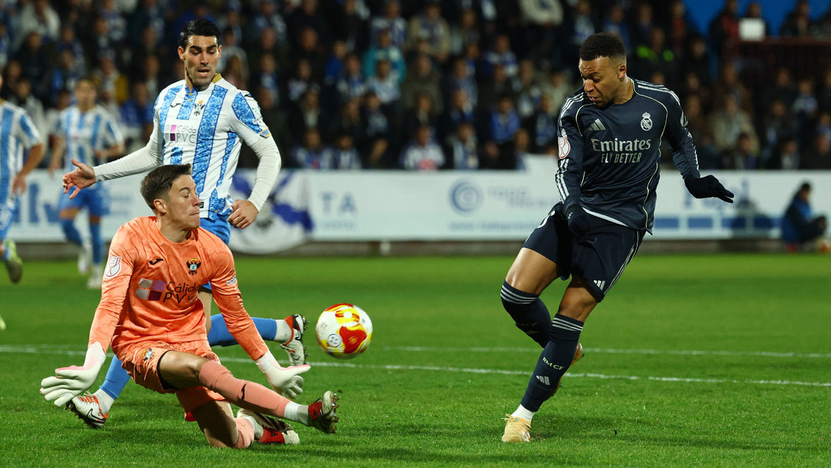    Килиан Мбаппе (справа) атакует ворота. Reuters