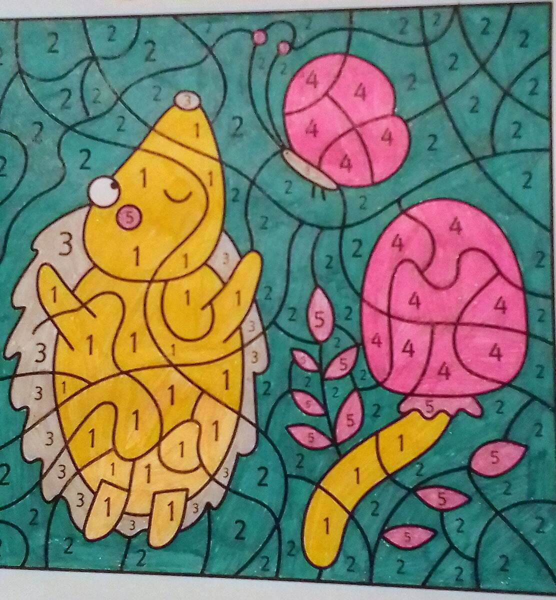 Гелевые ручки и очень старая раскраска по номерам. Сегодня, точнее уже вчера, после пары лет перерыва.