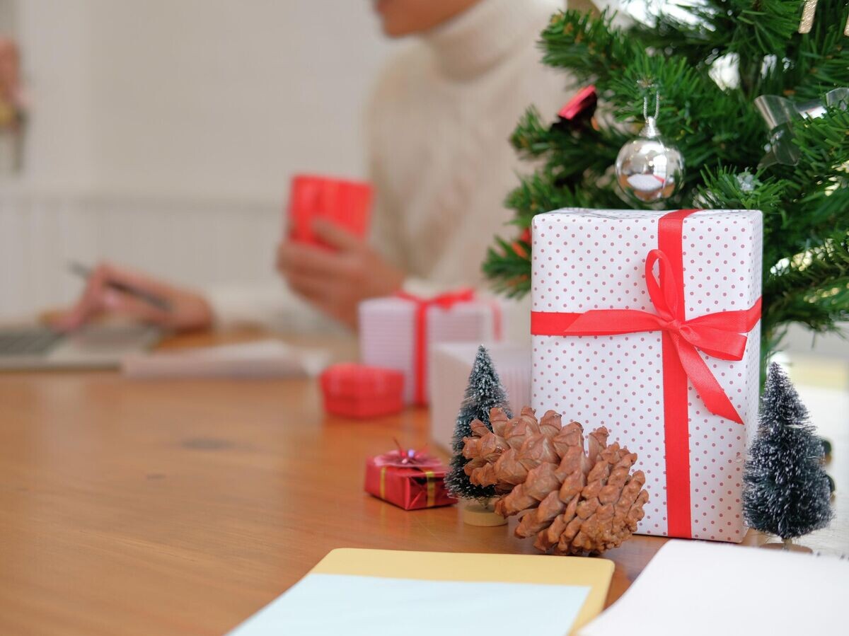    Новогодние украшения на рабочем столе в офисе | © Getty Images / psisa