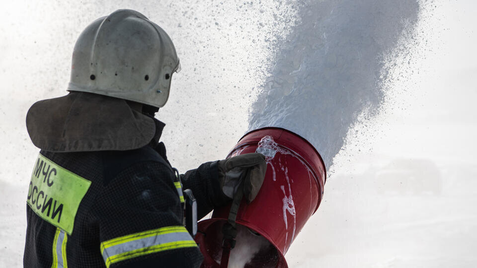     Танкер загорелся после атаки ВСУ на Ростов, есть погибшие www.globallookpress.com/Ilya Moskovets/URA.RU