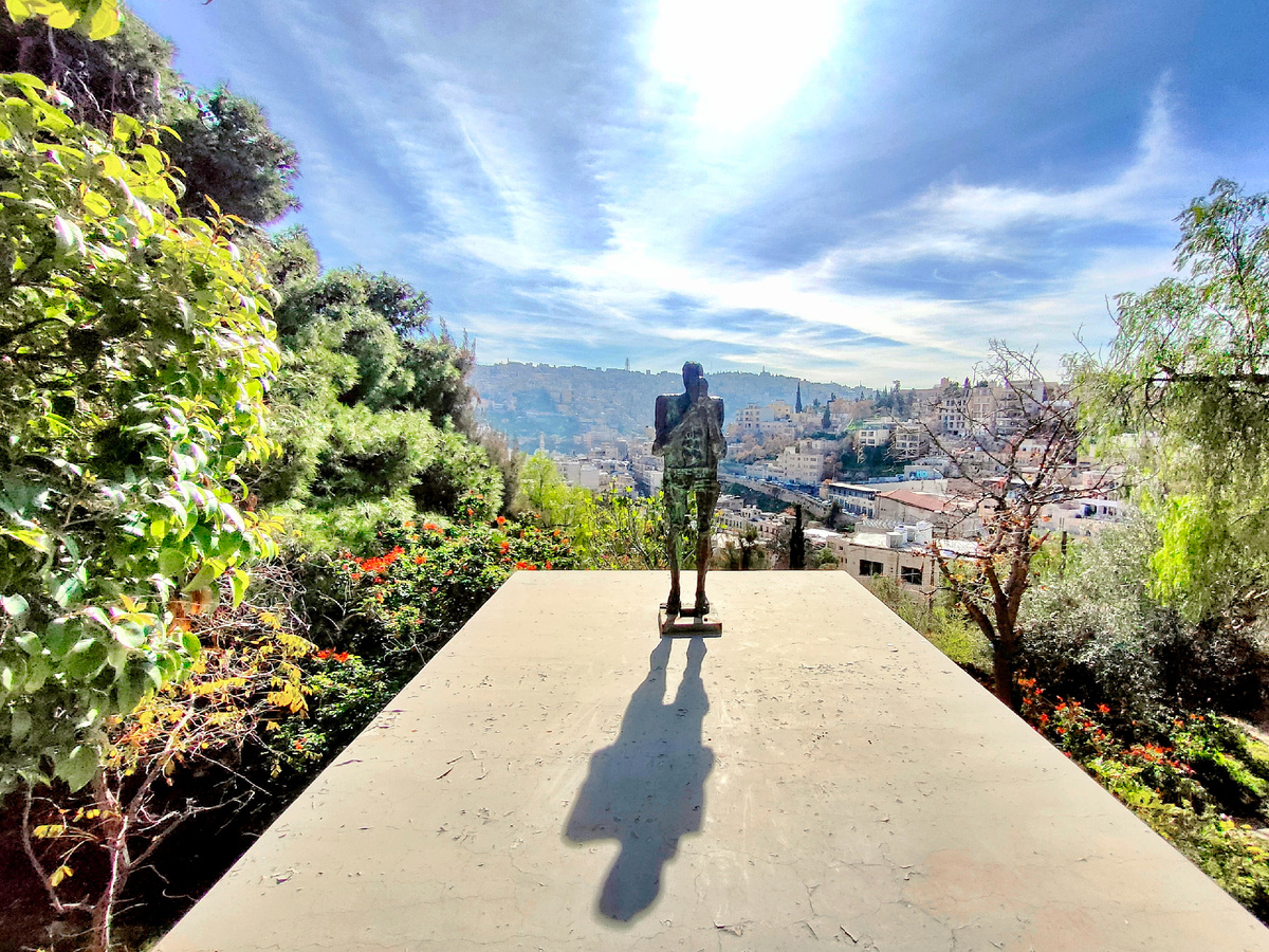 Иордания, Амман, центр искусств Дарат аль-Фунун. Визитная карточка центра - скульптура работы Исмаила Фаттаха (Ирак) на фоне амманских холмов (все фото статьи из личного альбома автора)