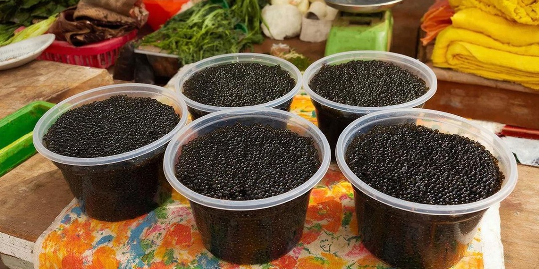 В Москве рыночные торговцы браконьерской черной икрой отделались условным сроком