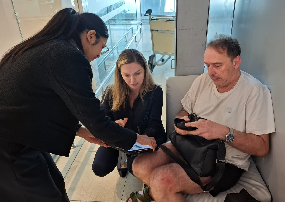 В этом волшебном планшете хранится вся база утраченных вещей: дата, место, где нашли и словесное описание. Я сама, своими глазами видела. 