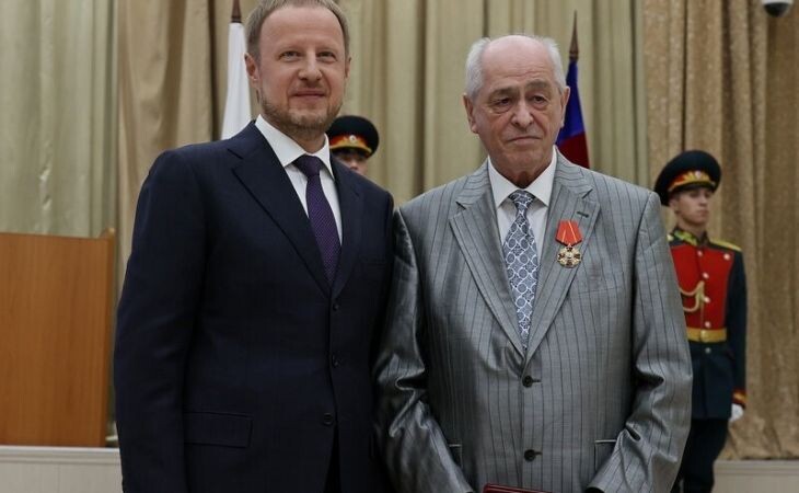 Губернатор Виктор Томенко вручил Якову Шойхету орден Александра Невского. Фото: altairegion22.ru