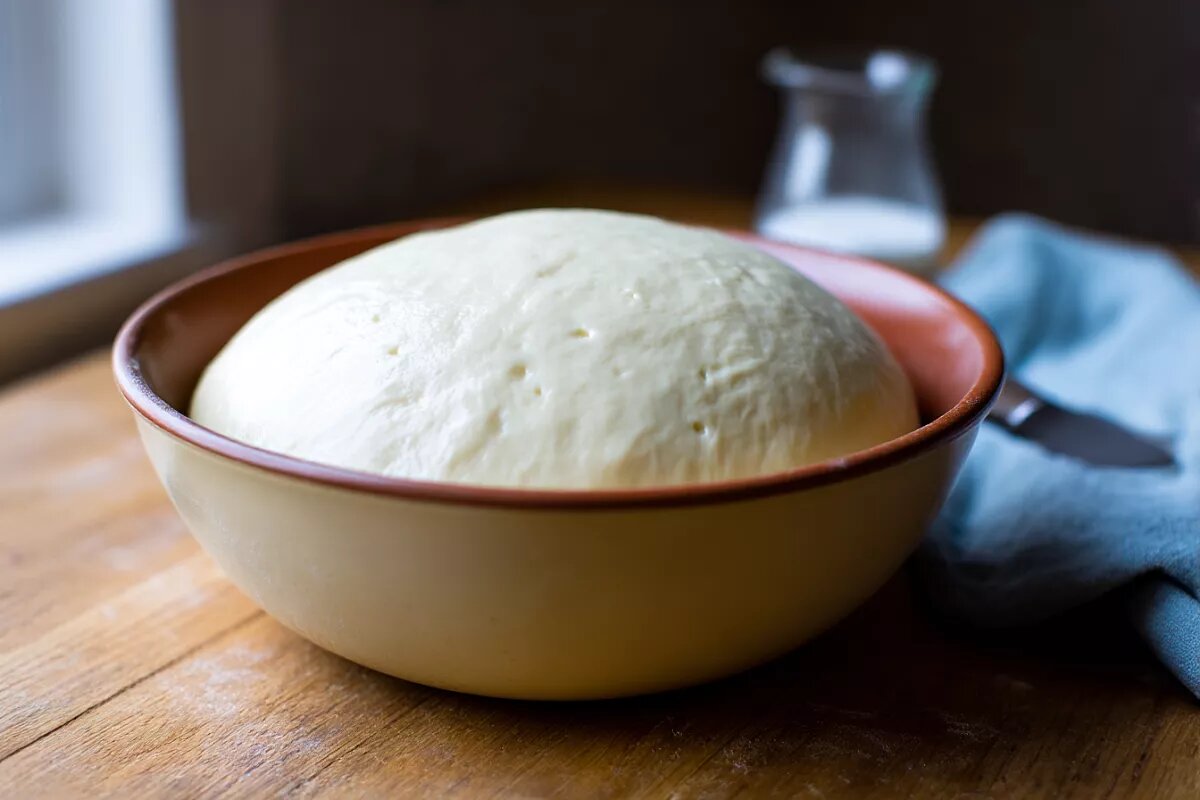    Дрожжевое тесто любит время: несколько подъёмов и обминка делают его лёгким, крепким по «каркасу», и выпечка дольше остаётся мягкой.