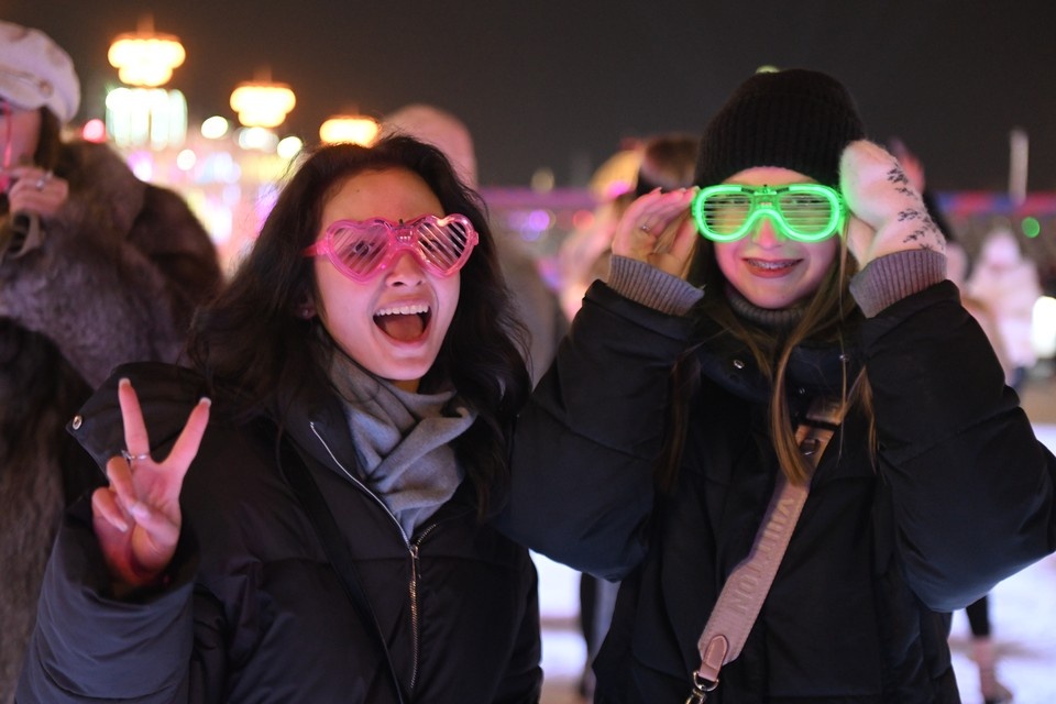    С танцами и песнями можно проводить старый год и встретить новый. Евгения ГУСЕВА