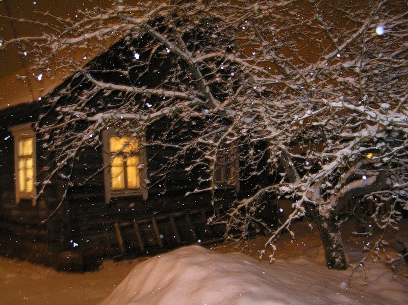 у него есть дом, правда старенький, от деда остался