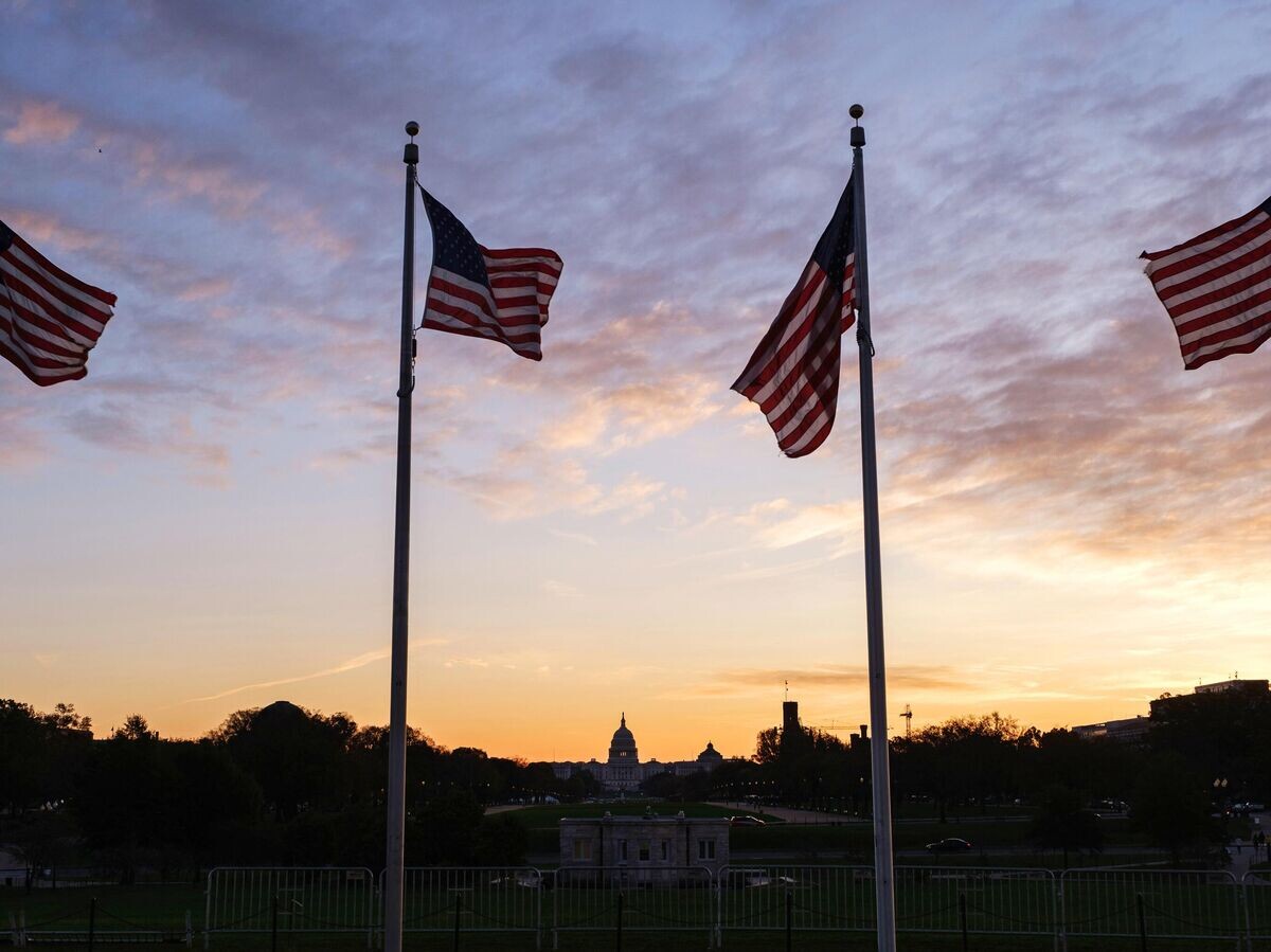    Флаги США около монумента первому президенту США Джорджу Вашингтону в Вашингтоне | © РИА Новости / Юки Ивамура