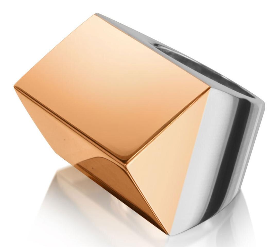 Массивное кольцо Mita Marina Milano из золота и серебра от миланского дизайнерского дуэта. Цена от 1450 евро.