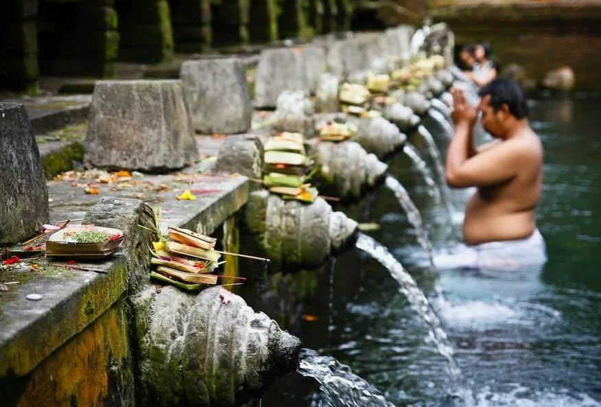 Моешься и одновременно молишься. Еще еду приносишь