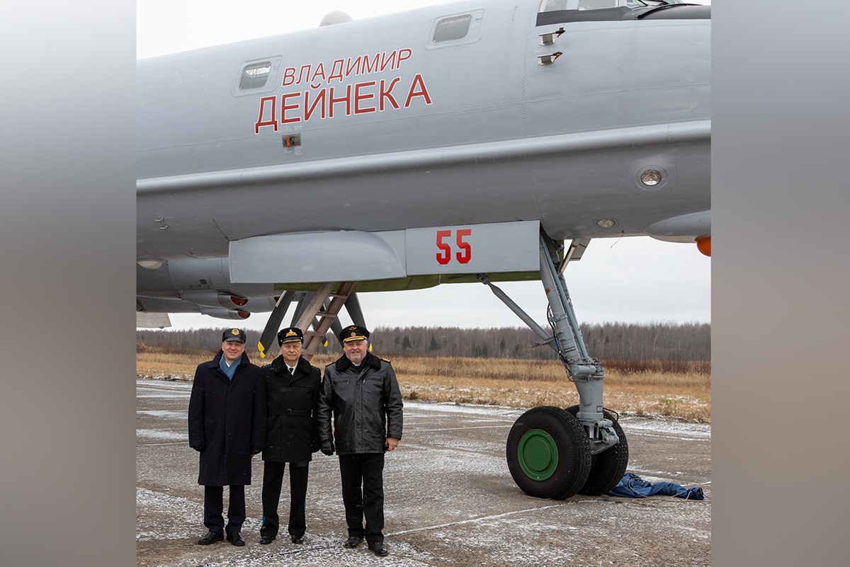    Сегодня один из самолетов Ту-142 носит имя бывшего командующего авиацией ВМФ. Владимир Дейнека (в центре) с сыновьями Игорем и Олегом, оба они пилоты гражданской авиации. / Из архива В.Г. Дейнеки