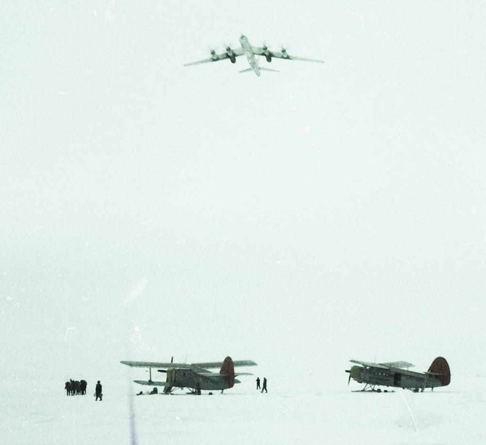    31 мая 1979 года. Северный полюс. Через мгновение к моим ногам упадет посылка с неба. / Фото: Владимир Снегирев