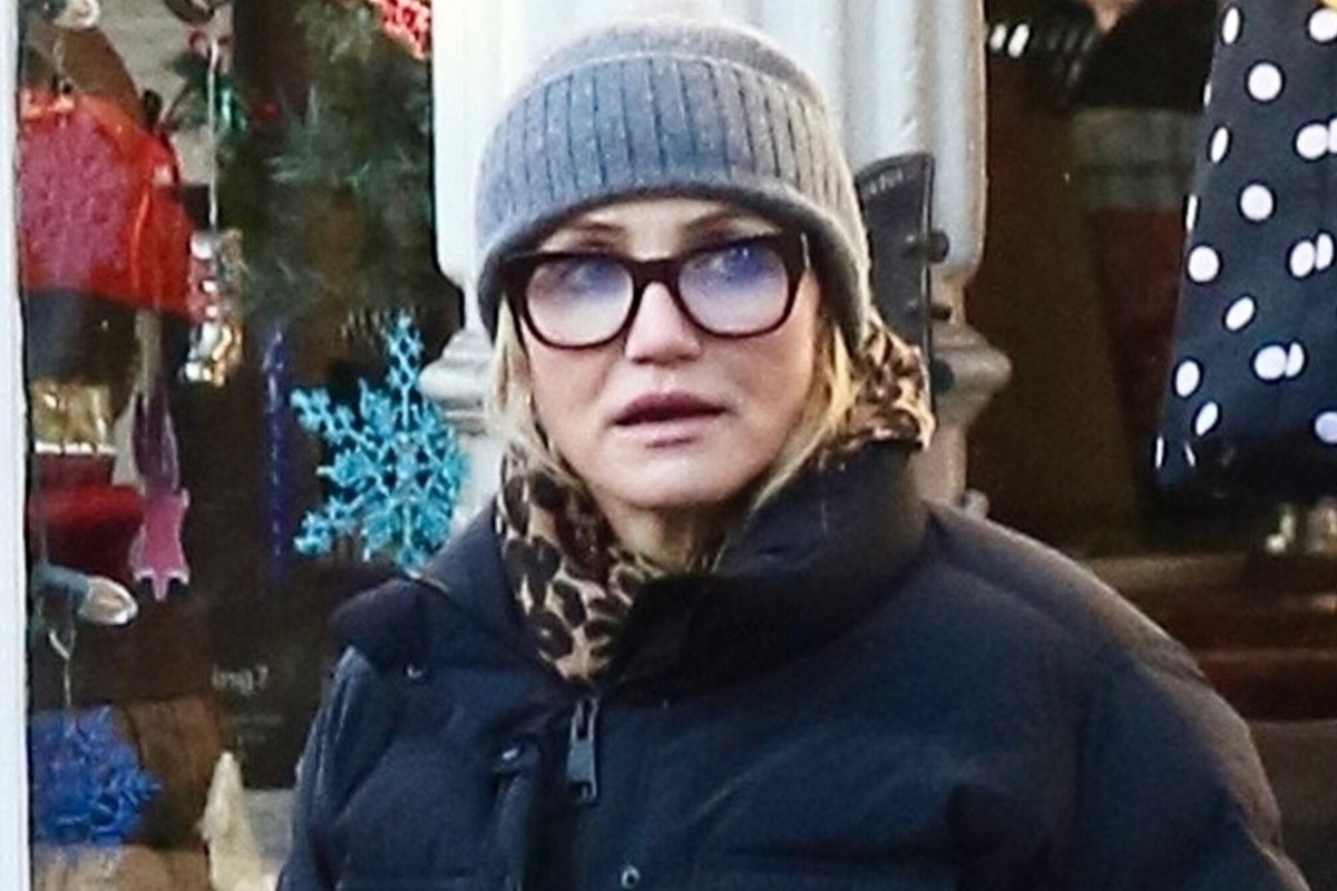     Антигламурную Кэмерон Диаз на прогулке с мужем и детьми подловили папарацци