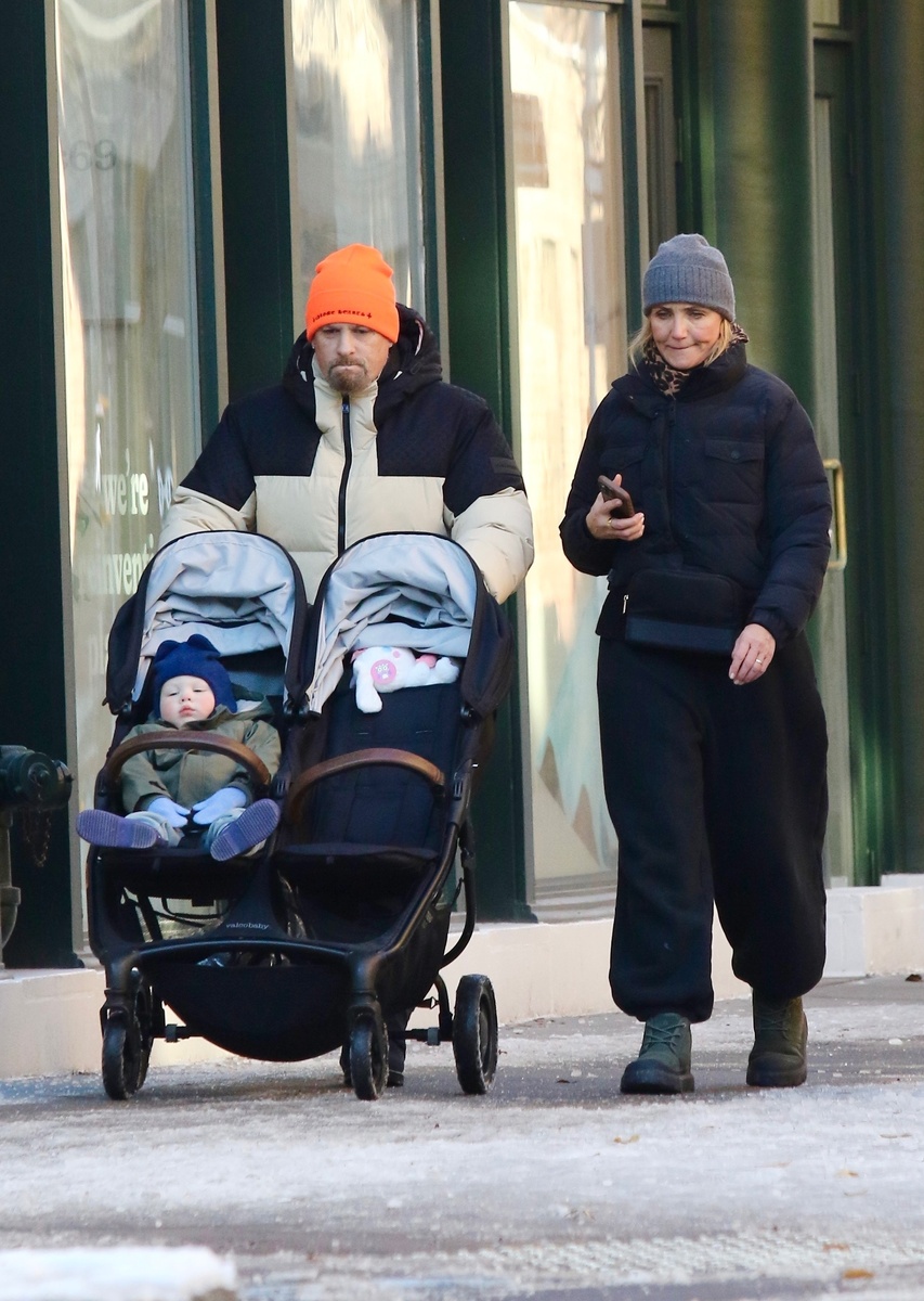    Кэмерон Диаз с с мужем и детьми на прогулкеLegion-Media