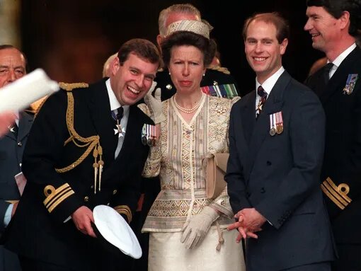 На фото родные люди: сестра и два брата. Вообще нет фамильного сходства!