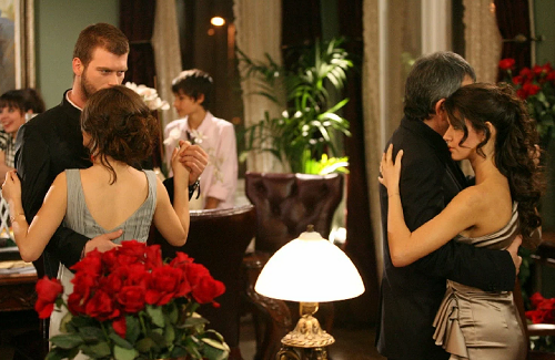 Кадр из турецкого сериала "Запретная любовь"