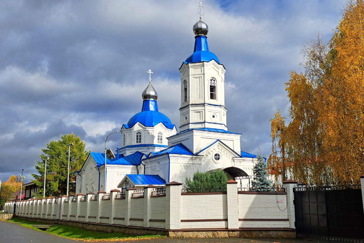 Покровский монастырь в Верхотурье. Эта церковь была построена на средства купца первой гильдии Максима Михайловича Походяшина. По одной из версий, рядом с ней его похоронили