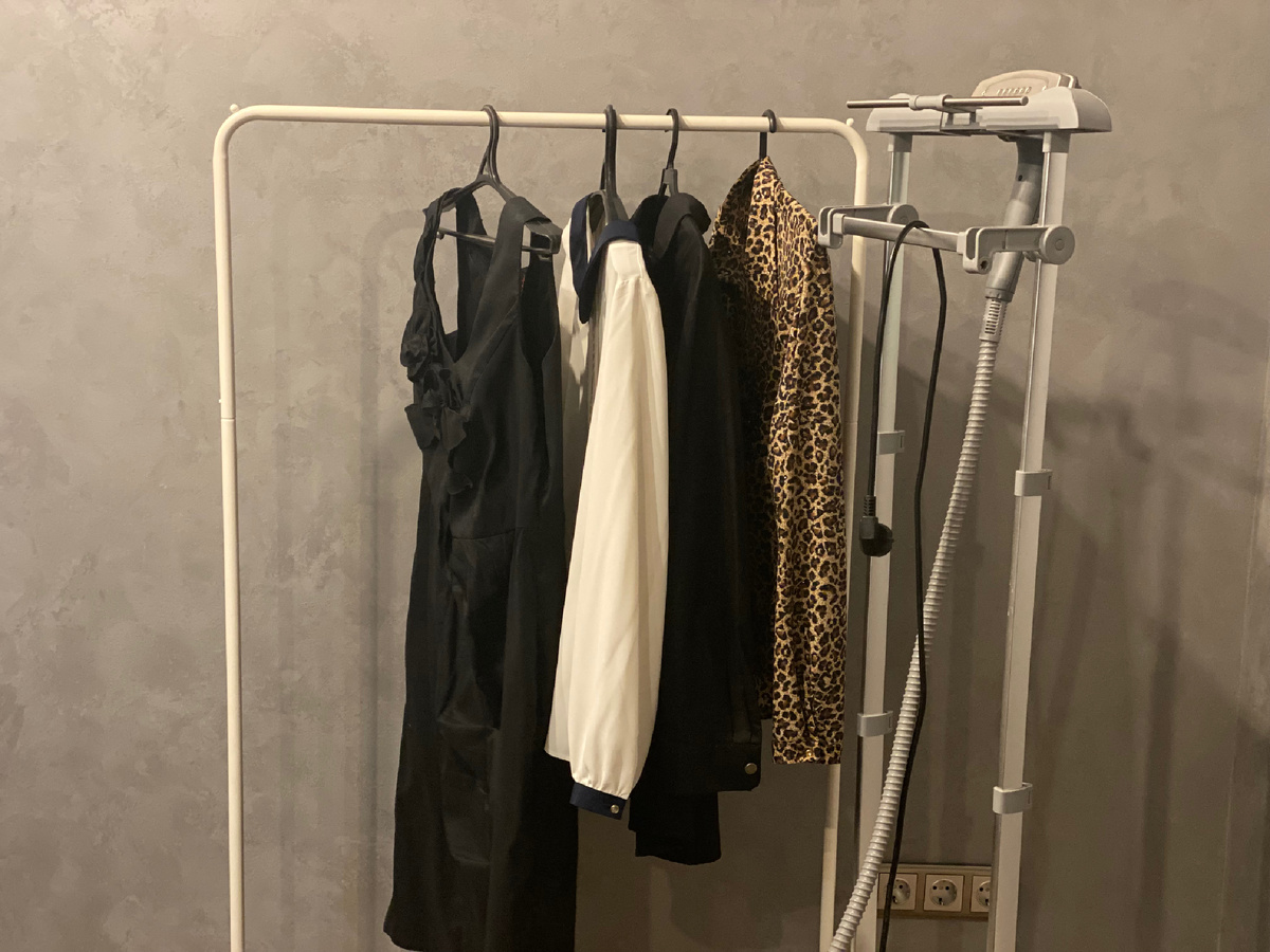 Вот тут должен был быть дамский столик. Я всем самоуверенно заявила, что первое, что я куплю в квартиру будет столик с большим зеркалом. Как в косметическом салоне. Ну или хотя бы шкаф … платяной 