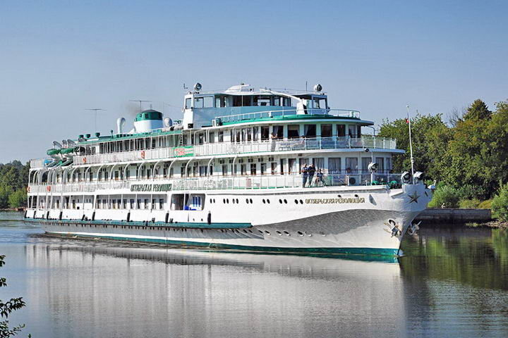 Теплоход «Октябрьская революция». Внешний вид