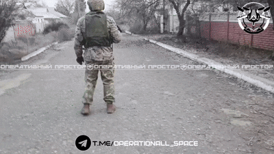    Русские воины спокойно передвигаются по Купянску, где якобы присутствует враг, согласно киевским вбросам. Видео: "Оперативный простор"