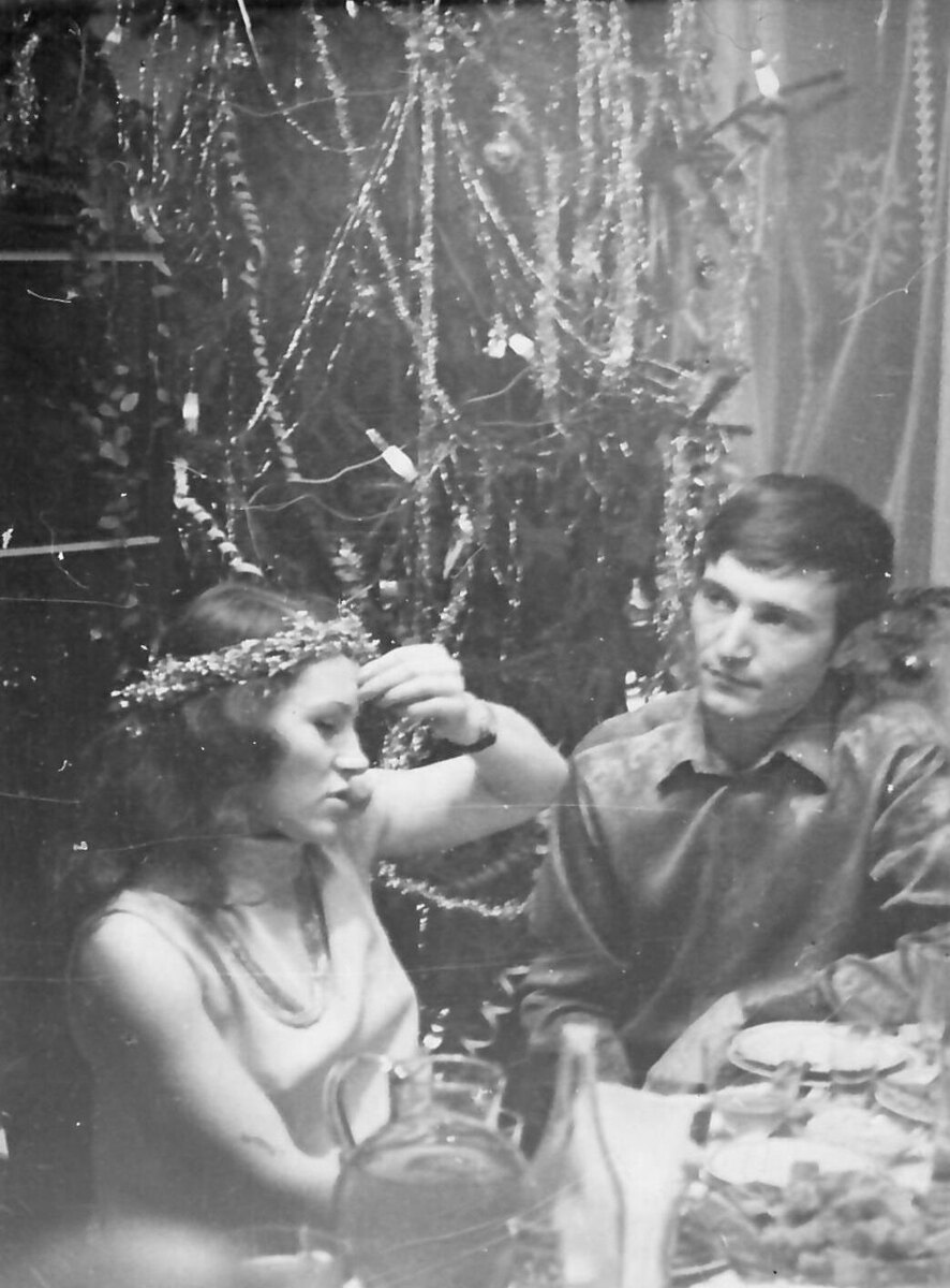 Встреча Нового 1975 года. Слева направо: 1. Лафицкая Светлана Ивановна. 2. Стрыгин В.