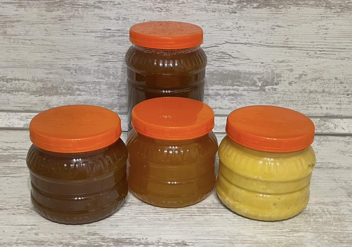 В наличии два меда на фотографии справа