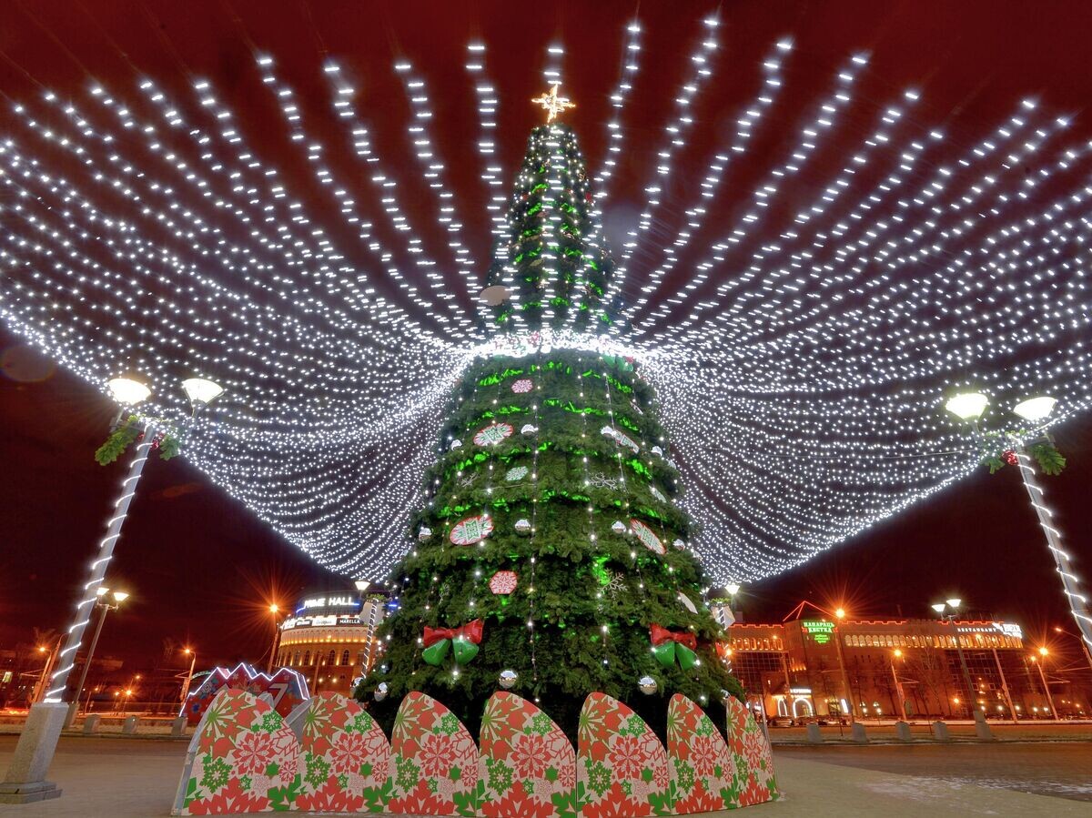    Новогодняя елка на проспекте Победителей в Минске | © Sputnik / Виктор Толочко