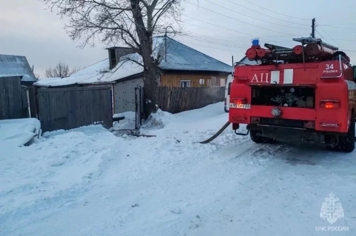    В Рубцовске на пожаре в частном доме спасли пожилую женщину