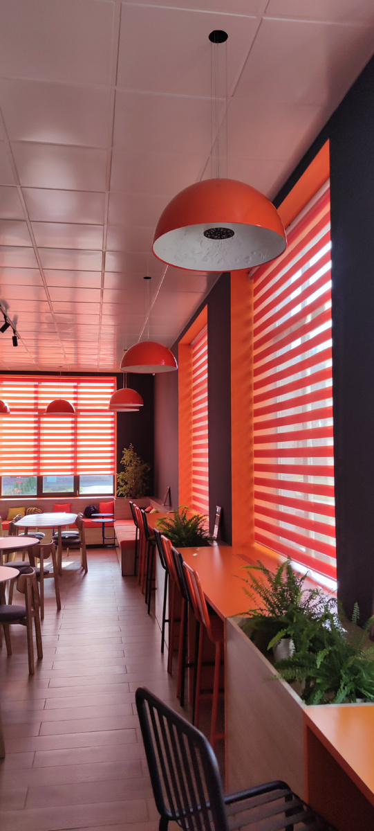 Рулонные шторы типа "день-ночь" или "зебра" стали привычными в наших домах, однако не всем известно, что их можно производить в крупных размерах для широких проемов.