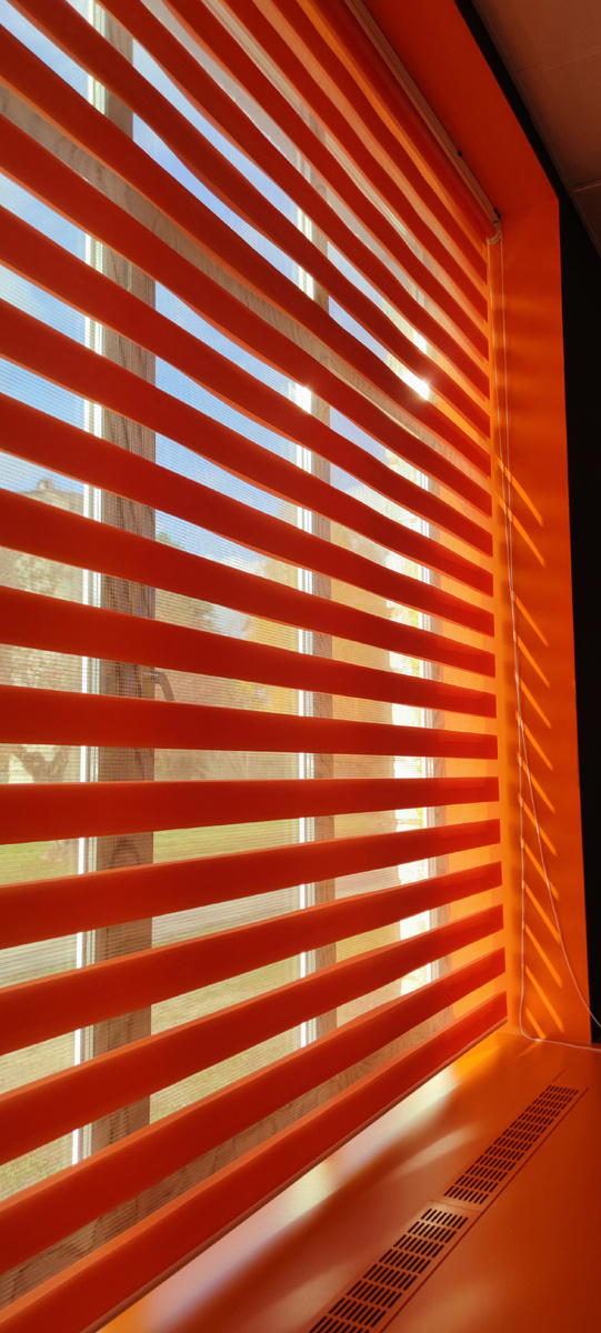 Рулонные шторы типа "день-ночь" или "зебра" стали привычными в наших домах, однако не всем известно, что их можно производить в крупных размерах для широких проемов.