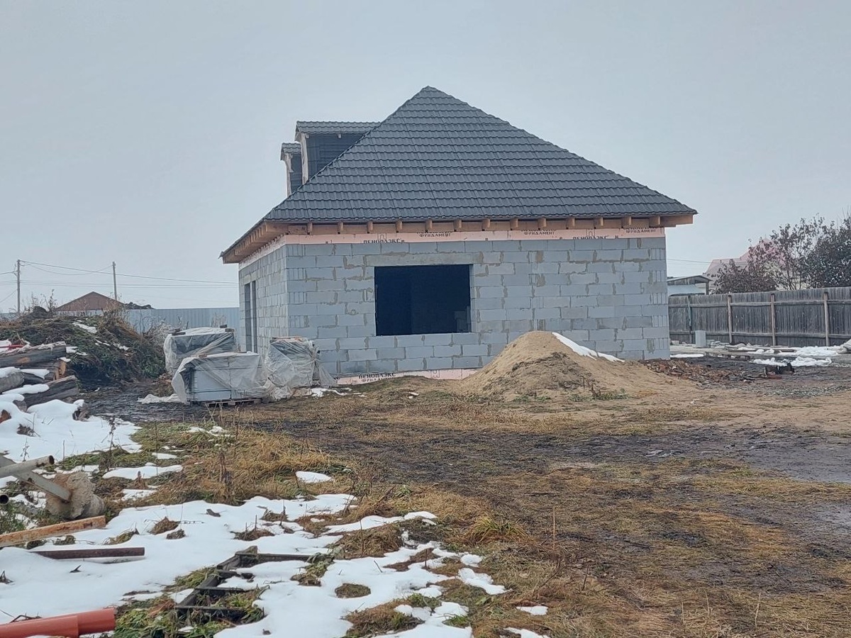 Кровля Гумибо на крыше дома в городе Омск