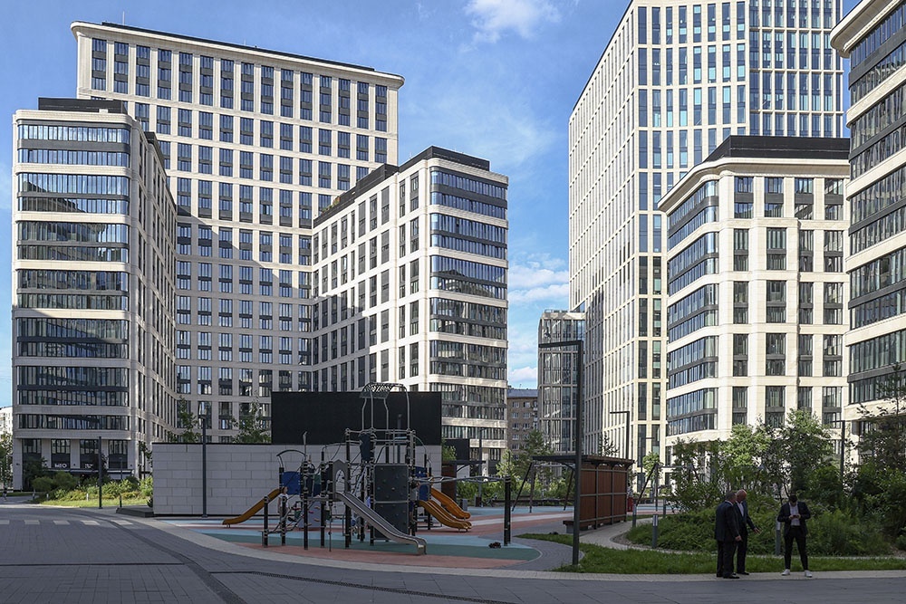    Двор без автомобилей - переосмысление роли придомового пространства, где вместо асфальта с машинами, появляются зоны для отдыха, детские и спортивные площадки. / Фото: Сергей Булкин / ТАСС