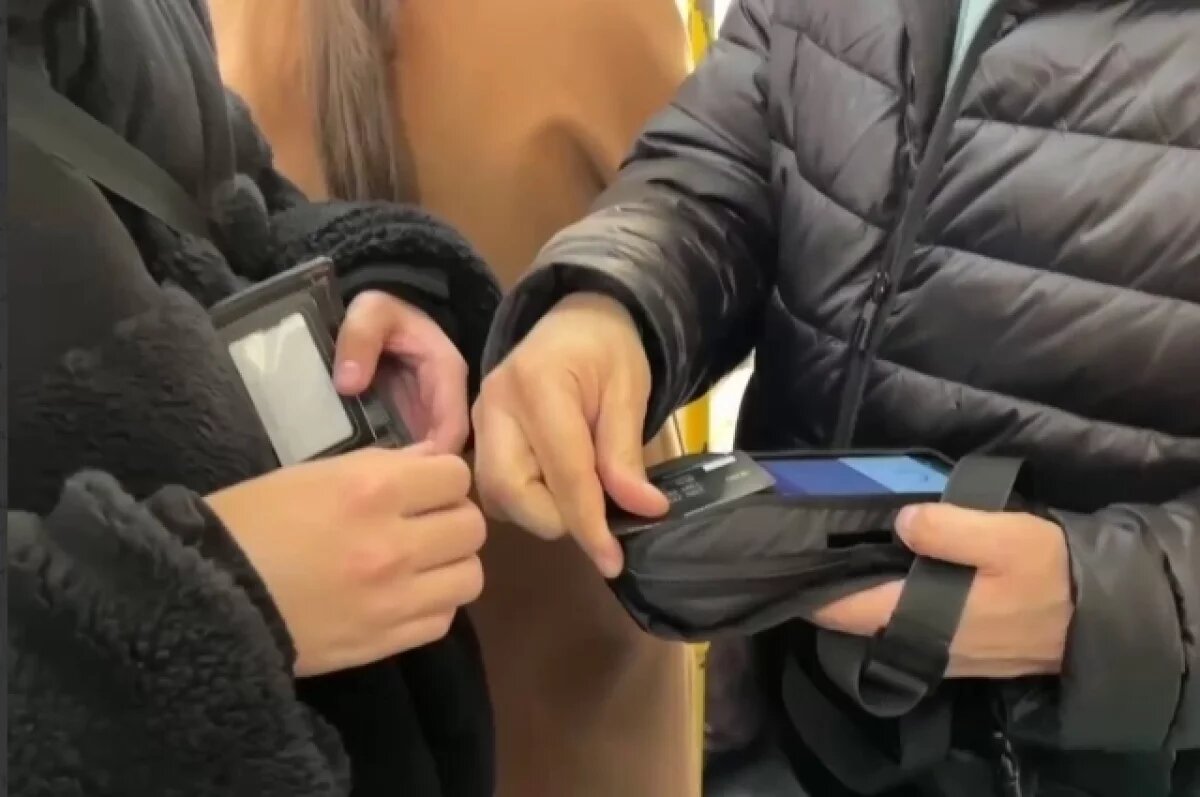    Контролеры проверяют оплату проезда с помощью терминалов.