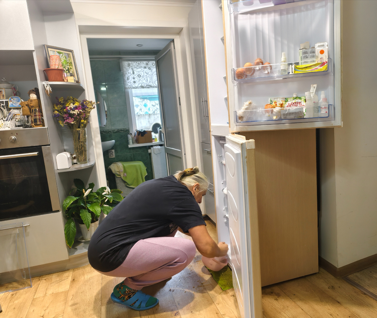 Галя моет холодильник