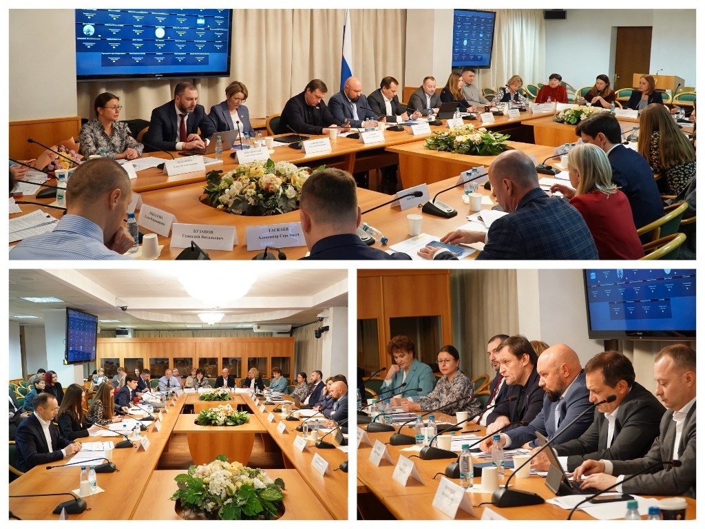 На совещании присутствовали депутаты, представители Минстроя, Минцифры, ФРТ и предприятий отрасли, фото Совета ЖКХ
