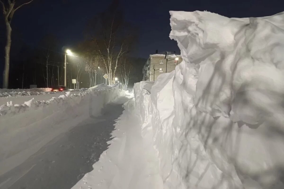    Сугробы по второй этаж.