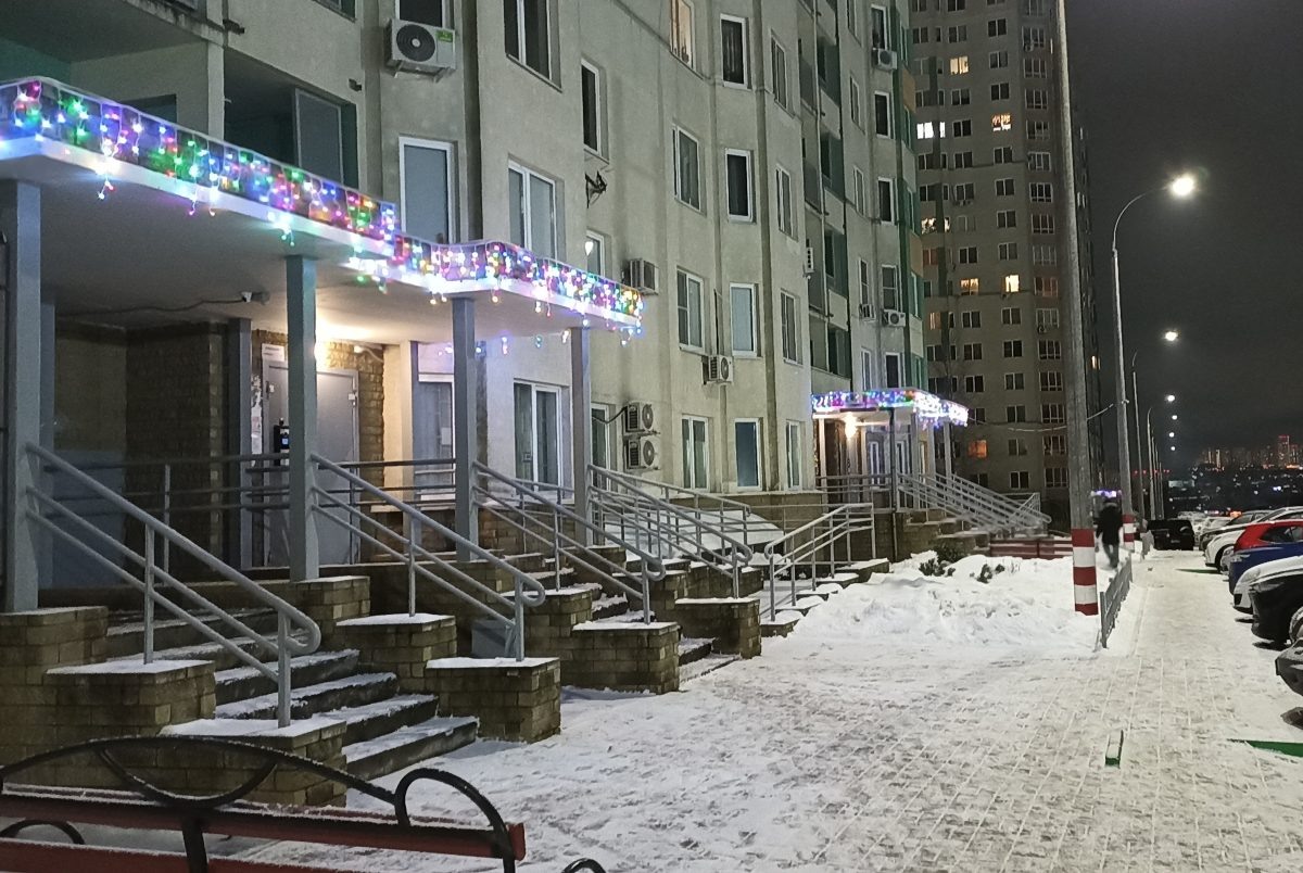    Сейчас установка новогодних гирлянд регулируется правилами пожарной безопасности и грозит штрафом