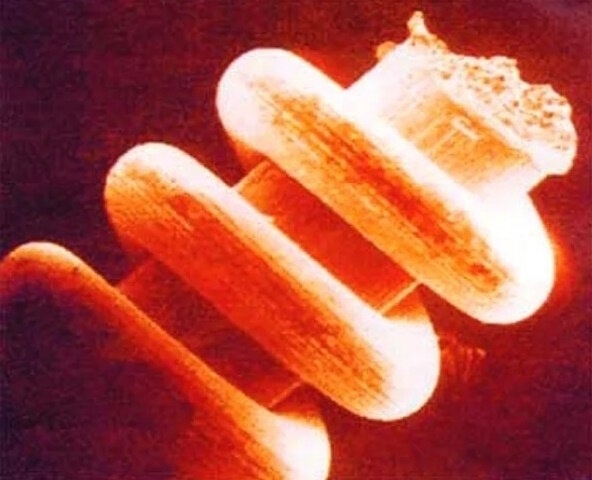 Под микроскопом видны витки вокруг вольфрамового стержня. (Фото: sun9-78.userapi.com).