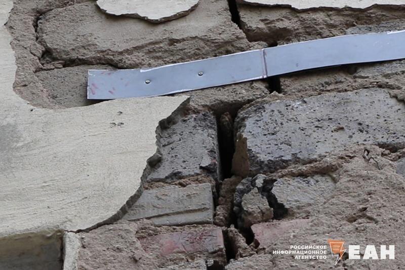    Стена аварийного дома