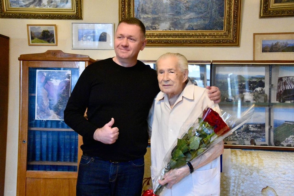    С юбилеем ветерана поздравил глава администрации Симферополя Михаил Афанасьев. Фото: Михаил Афанасьев/Tg